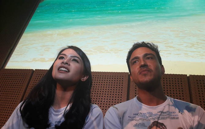MENIKMATI PERAN: Maudy Ayunda (kiri) dan Hamish Daud ketika konferensi pers film The Nekad Traveler kemarin. - Image