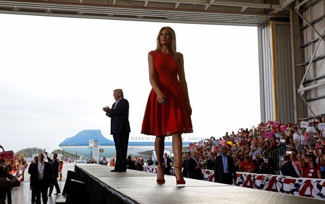PANGGUNG KESUKAAN: Presiden AS Donald Trump dan first lady Melania Trump dalam rally Make America Great Again di Orlando-Melbourne International Airport, Florida, AS, kemarin WIB. - Image