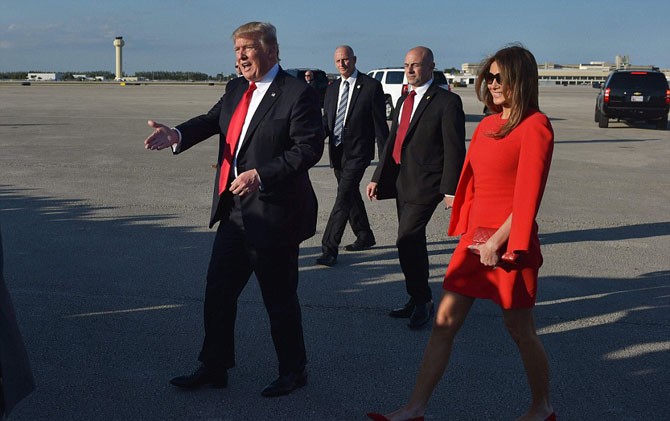 BERDUA: Donald dan Melania saat di Bandara Internasional Palm Beach, Florida, Jumat (3/2). - Image