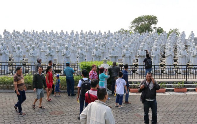 Warga melihat patung-patung yang berjejer di Wihara Ksitigarbha Bodhisattva - Image