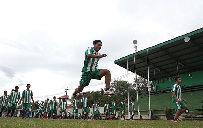 SEMANGAT: Para pemain Deltras Sidoarjo berlatih di Stadion Jenggolo, Sidoarjo. - Image