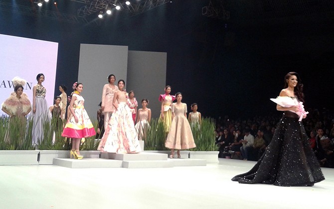Kezia Warouw Tampil di Indonesia Fashion Week 2017 - Image
