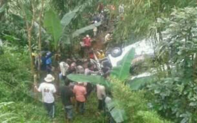Bus yang mengangkut rombongan wisata siswa SDN Jimbaran Wetan, Kecamatan Wonoayu, Sidoarjo, Jawa Timur nyemplung di jurang Jalur Magetang-Tawangmangu, Minggu (26/2). - Image