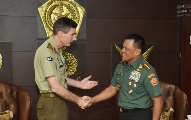 Panglima TNI Gatot Nurmantyo (kanan) menerima Chief of Australian Army Angus Campbell, Rabu (8/2/2017) di Mabes TNI Cilangkap Jakarta Timur - Image