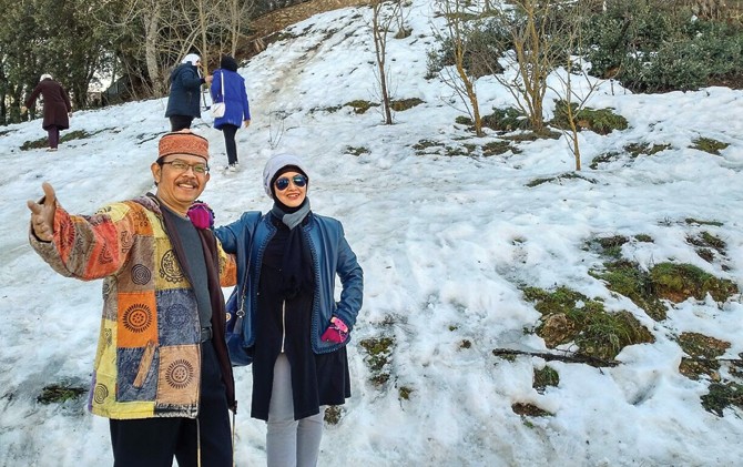 TAKJUB: Agus Mustofa dan istri menikmati salju di Kota Ifrane. Kota ini dikenal sebagai Swiss-nya Maroko. - Image