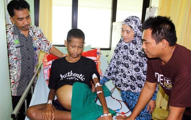 INGIN SEGERA SEKOLAH: Safarudin (tengah) bersama Rumiyati dan Iwan di Ruang HD RSUD Ibnu Sina pada Jumat (10/2). - Image