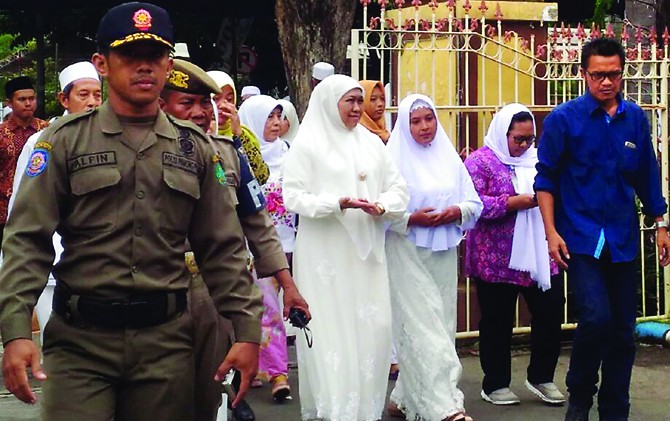 MEMOTIVASI: Mensos Khofifah Indar Para- wans a (tiga dari kanan) menghadiri majelis zikir Al Khidmah Minggu (12/2) di Alun-Alun Sidoarjo. - Image