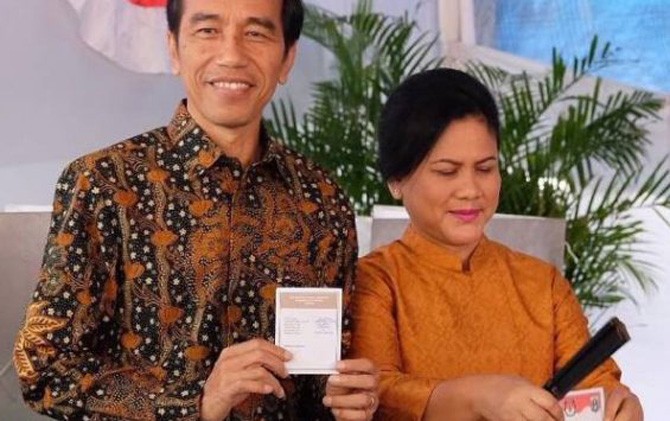 Presiden Jokowi dan Ibu Iriana ikut nyoblos di TPS No 4 Jakarta Pusat. - Image