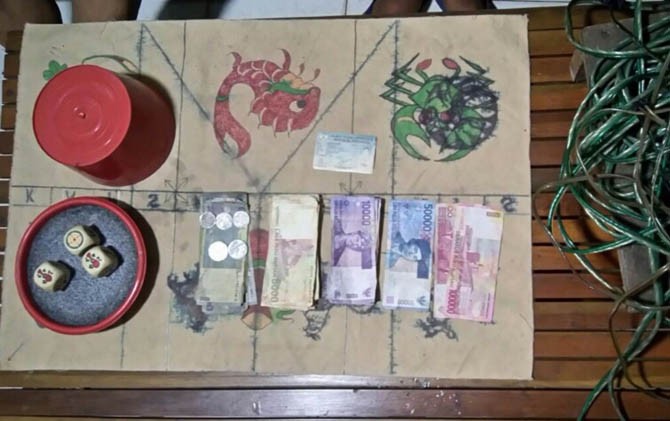 Akiun (62), AL (15), dan bandar judi kolok-kolok, Afo (49), diamankan di Mapolsek Pontianak Utara, Sabtu (18/2). - Image