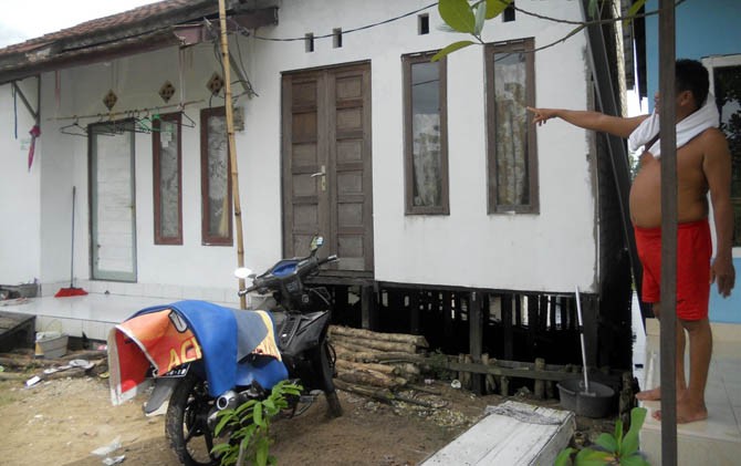 Pasca digerebek polisi rumah penyimpan puluhan ribu ini kosong hanya sepeda motor yang tertinggal. - Image