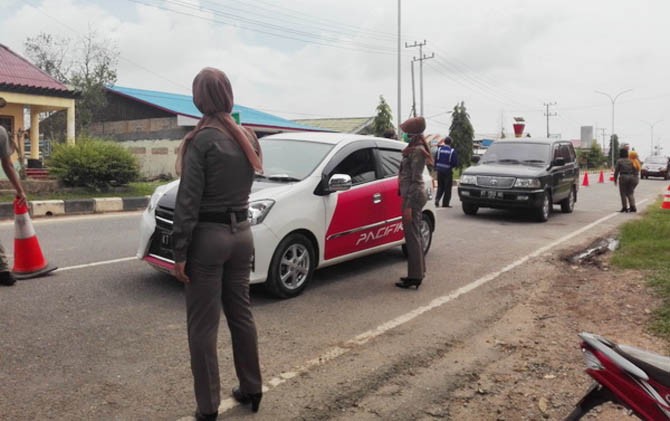 Oknum pegawai Pemkab Kutim yang terjaring razia karena membolos. Razia digelar Satpol PP bersama Dishub Kutim, Kamis (9/2) kemarin. - Image