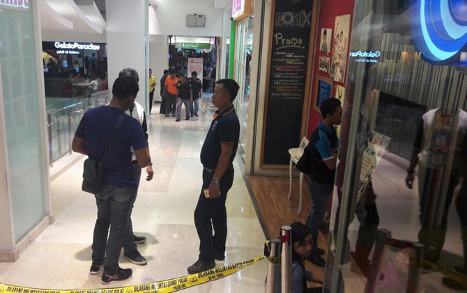 PENGAMANAN TERTUTUP: Anggota polisi berpakaian preman mengamankan tempat kejadian perkara penusukan di TP 3 lantai 5. - Image