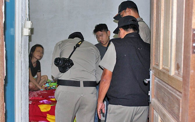 Petugas Satpol PP mendata pasangan mesum yang kedapatan sekamar di salah satu penginapan di Kota Sekadau, Rabu (8/2) malam. - Image