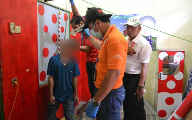 Jajaran Polresta Pontianak memeriksa jenazah Feri Candra yang ditemukan tewas tergantung di kamar Digital Yes Printing Gang Candi Agung 4, Jalan Alianyang, Senin (13/2). - Image