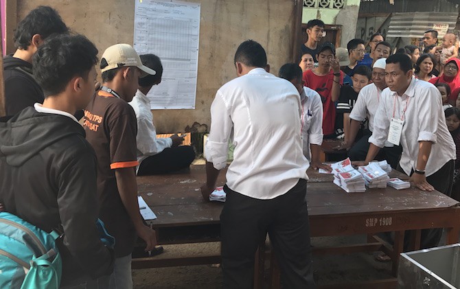Para petugas saat menghitung suara pilkada DKI Jakarta di TPS dekat markas FPI. - Image