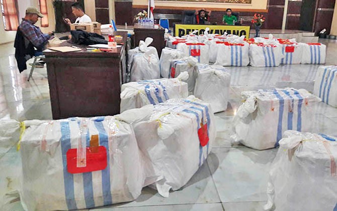 HANDPHONE. Sebanyak 33 karung berisikan 3.960 unit handphone yang dilimpahkan polisi kepada Bea Cukai Pratama Jagoi Babang, Rabu (8/2). - Image