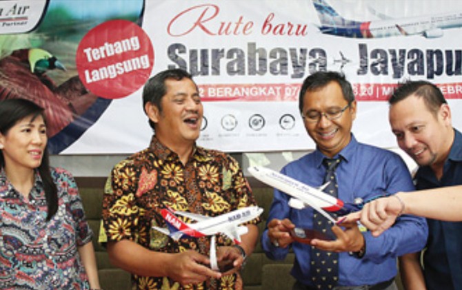 Dari kiri, Senior Marketing and Sales Manager Sriwijaya Air Yuwan Eunike, Direktur Komersial Toto Nursatyo, District Manager Surabaya Hendrik Ardiansah, serta District Manager Jakarta Raya Heriyanto di Surabaya (14/2) - Image