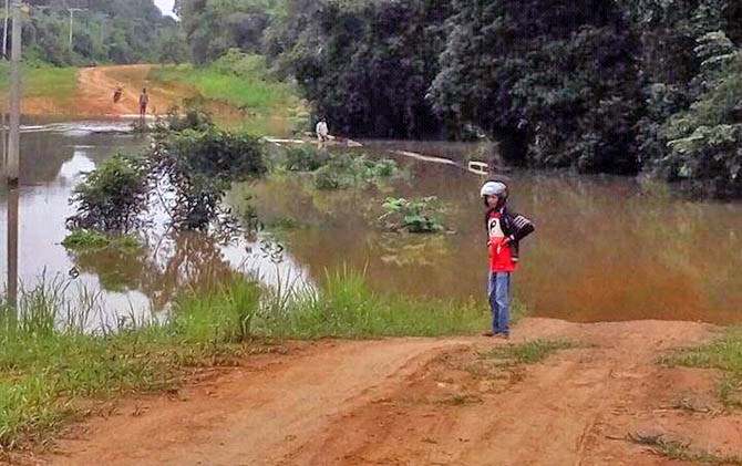 Jalan Nanga Bulik-Bunut Mentawa yang terendam air akibat luapan sungai Lamandau, kemarin (25/2). - Image