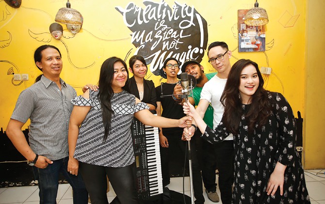 SIMPATI SESAMA: Para personel Surabaya Voice di Kedai Kreasi. Lagu-lagu yang mereka ciptakan disumbangkan untuk anak berkebutuhan khusus. - Image