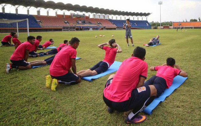Para pemain PBFC tengah melakukan latihan pilates - Image