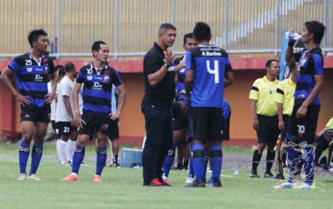Gomes De Oliveira saat memberikan pengarahan kepara para pemainnya - Image