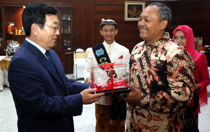 TUKAR CINDERAMATA: Wali Kota Busan Suh Byung Soo (kiri) menerima hiasan meja dari Sekkota Surabaya Hendro Gunawan dalam jamuan makan siang Rabu (15/2) di kediaman wali kota untuk mempererat hubungan kerjasama dua negara. - Image