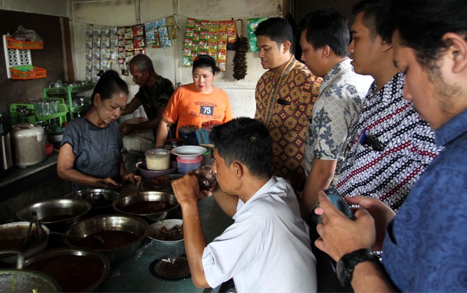 GUNAKAN BELIMBING WULUH: Susilowati (kanan) melayani pembeli di warung di kawasan Desa Ketapang, Tanggulangin. - Image