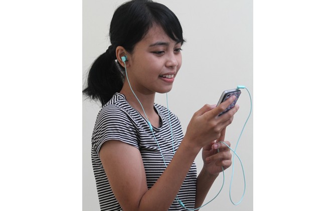 JANGAN BERLEBIHAN: Menggunakan headset perlu pembatasan agar tidak sampai merusak pendengaran./Dok JawaPos.com - Image