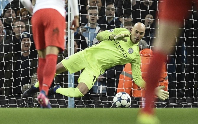 Willy Caballero saat menggagalkan penalti Radamel Falcao - Image