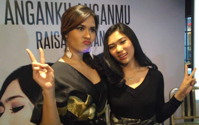 Raisa dan Isyana di Senayan City, Jakarta, Kamis (30/3). - Image