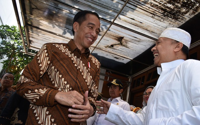 Presiden Joko Widodo menyempatkan menyapa Gus Lukman Al Hakim, Pengasuh Ponpes Bahrul Maghfiroh setelah selesai menjenguk KH. Hasyim Muzadi di rumahnya, lingkungan Ponpes Al Hikam Kota Malang, 150317. - Image
