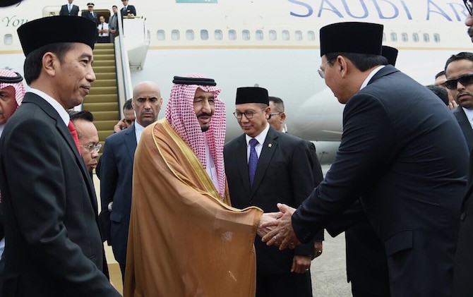 Raja Salman bin Abdul Aziz saat bersalaman dengan Ahok di Bandara Halim Perdana Kusuma, Rabu (1/3). - Image