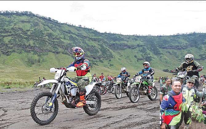 TEMBUS BROMO: Pandam V/Brawijaya Mayjend TNI I Made Sukadana (paling depan) tiba di Laut Pasir Gunung Bromo dalam event trail memperingati HUT Kostrad, Minggu (19/3) - Image