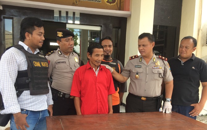 AKIBAT TIDAK SETIA: Kompol Yulianto (dua kanan) menasihati Timan yang ditahan di Mapolsek Wonokromo karena menganiaya M. Rosul Ruddy. - Image