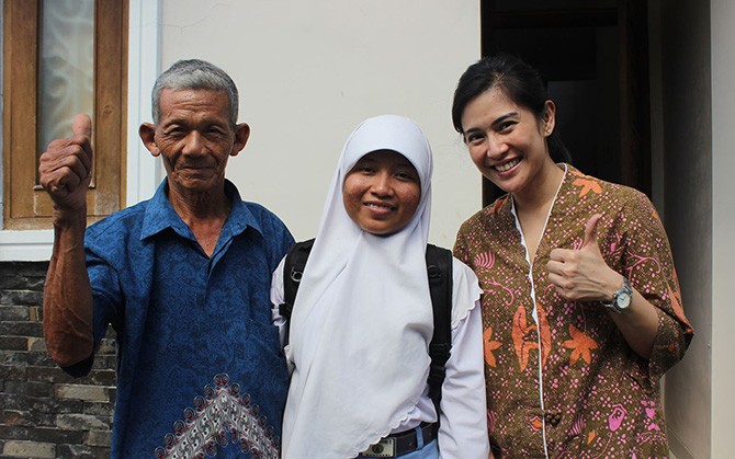 Dian Sastrowardoyo bersama penerima beasiswanya. - Image