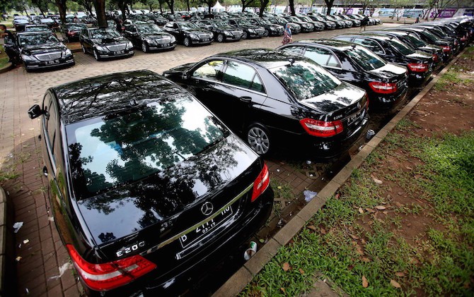Ratusan mobil Mercedes Benz diparkir di di Parkir Timur Senayan, Jakarta, Selasa (28/2).Mobil mewah jenis Mercedes Benz tipe E, Mercedez Benz tipe S dan Alphard model terbaru serta panser Anoa disiapkan untuk melayani rombongan Raja Salman - Image