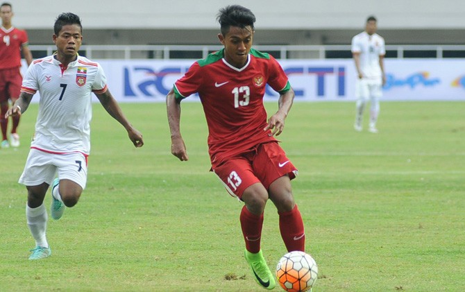 Febri saat memperkuat timnas U-22 dalam laga uji coba kontra Myanmar. Dia bersama Gian Zola kembali meninggalkan Persib dab menjalani TC timnas - Image