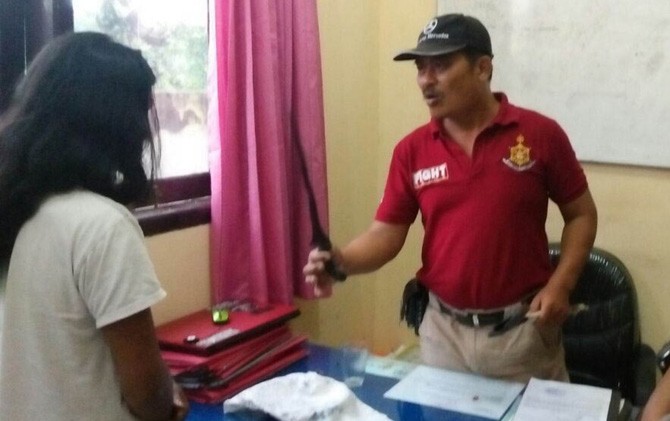 Andi alias Mbah Gondrong (33) saat diintrogasi polisi. - Image