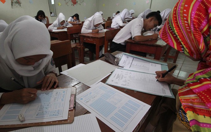 Siswa SMK Wahidin mengikuti USBN hari pertama, Senin (20/3). Soal USBN relatif tidak menyulitkan siswa,dengan bobot 75 persen dari MGMP Kota dan 25 persen dari Provinsi Jabar. Okri Riyana/Radar Cirebon/JawaPos.com) - Image