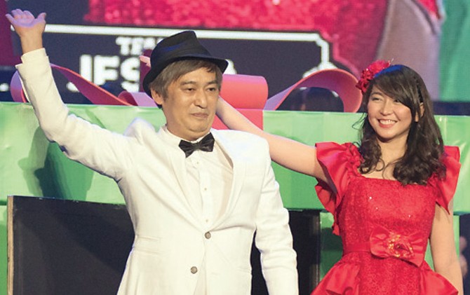 KENANGAN: Saat kompetisi suit yang digelar JKT48 pada pertengahan 2016, Jiro Inao (kiri) membawa kado besar berisi Jessica Veranda ke tengah panggung. - Image