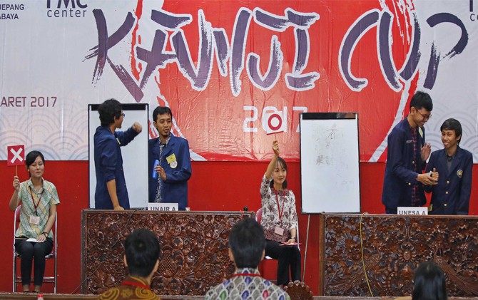 LINTAS BUDAYA: Suasana kompetisi Kanji Cup di Universitas 17 Agustus 1945 kemarin. Peserta berlomba menulis kanji. - Image