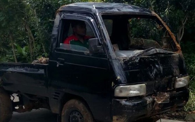 Kondisi mobil pascajatuh dari jurang. - Image