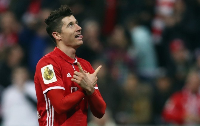 Robert Lewandowski mencetak dua gol dan satu assist untuk mengantarkan Bayern Muenchen ke babak semifinal DFB-Pokal. - Image
