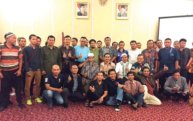 KESADARAN BARU: Para awak Yayasan Lingkar Perdamaian berpose bersama Kepala BNPT Komjen Pol Suhardi Alius (tengah). Seluruh anggota adalah mantan teroris yang dulu menjadi target kelas A polisi. - Image