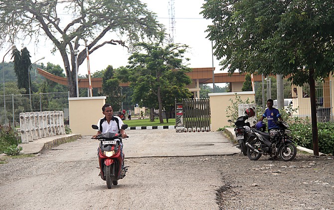 MENGUNTUNGKAN: Para pengojek di perbatasan Timor Leste setiap hari bisa menangguk rezeki puluhan dolar. - Image