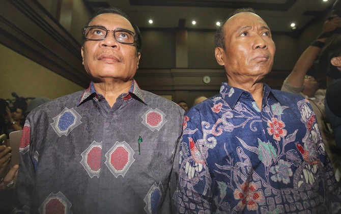 Terdakwa mantan Dirjen Kependudukan dan Pencatatan Sipil Kementerian Dalam Negeri, Irman (kiri) dan Direktur Pengelola Informasi Administrasi Kependudukan Dirjen Kependudukan dan Pencatatan Sipil Kementerian Dalam Negeri, Sugiharto (kanan). - Image