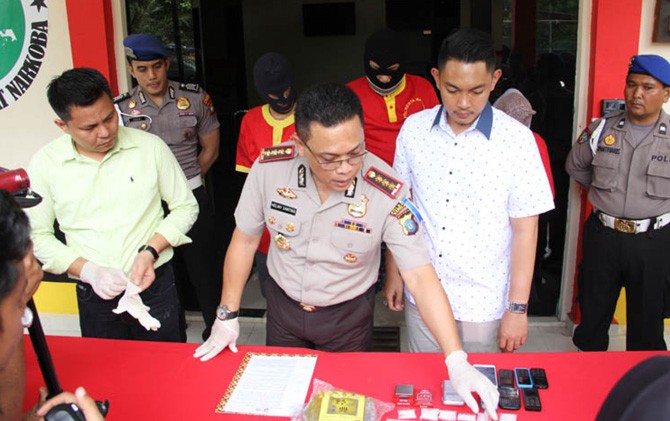 kapolresta Barelang Kombes Pol Helmy Santika (tengah) memberikan keterangan tentang penangkapan tiga tersangka pengedar narkoba saat ekpos di Mapolresta Barelang. - Image