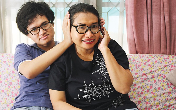 IBU HEBAT: Etik Herawati begitu telaten mendidik sang buah hati Reza Gusti Erlangga (kiri). - Image