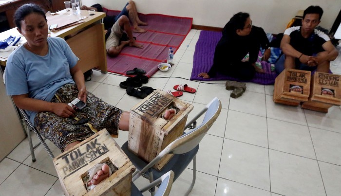 Aksi tolak pabrik semen degan mengecor kaki dilakukan petani Kendeng, Rembang, Jawa Tengah. - Image