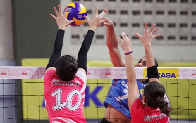 Aprilia Manganang (biru) meraih penghargaan MVP Proliga pada tahun lalu dan kembali dijagokan untuk edisi kali ini. - Image